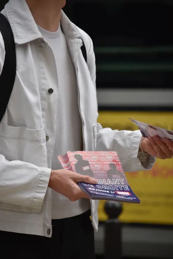 Militants collant des affiches de l’UNI