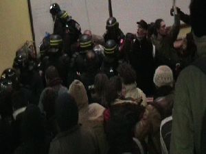 Des étudiants bloqueurs de Lyon 2  attaquent un supermarché