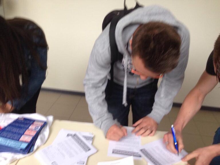 A l&rsquo;IUT afin de faire signer notre pétition pour le retour des bourses au mérite