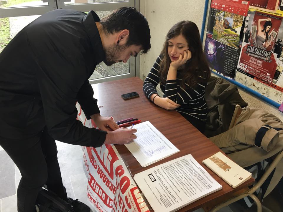 Aujourd&rsquo;hui encore nous faisons signer notre pétition !