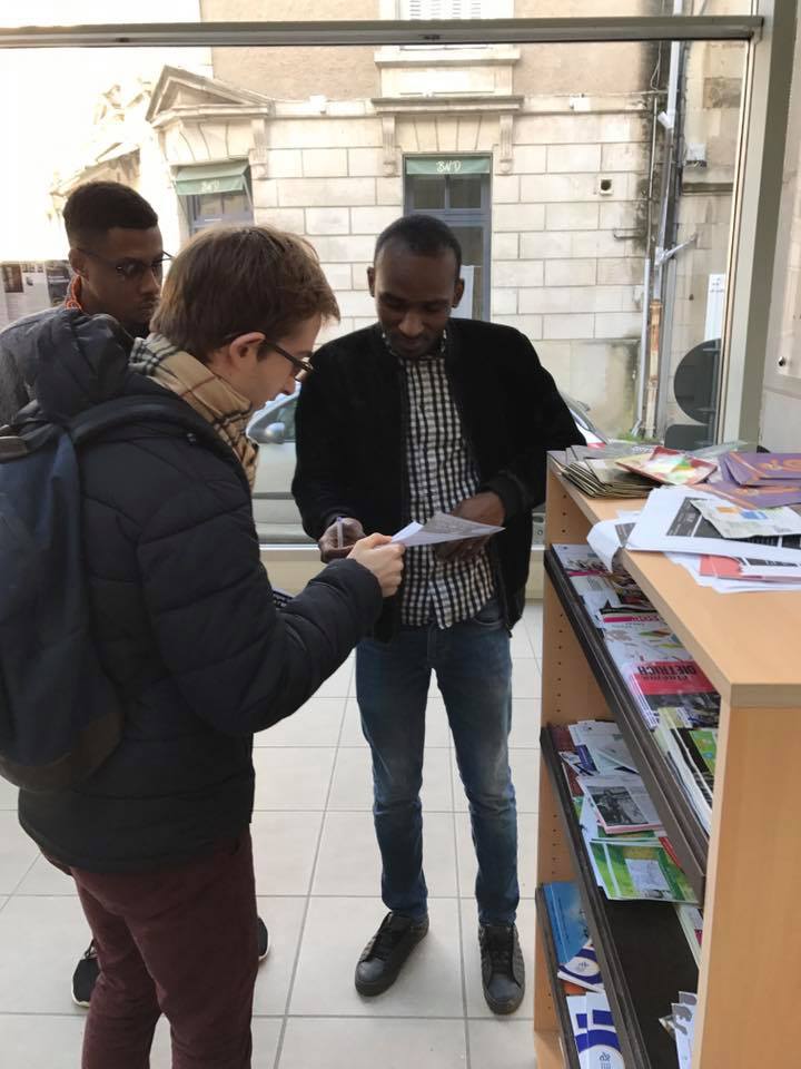 L&rsquo;UNI Poitiers fait signer sa pétition pour sauver les APL