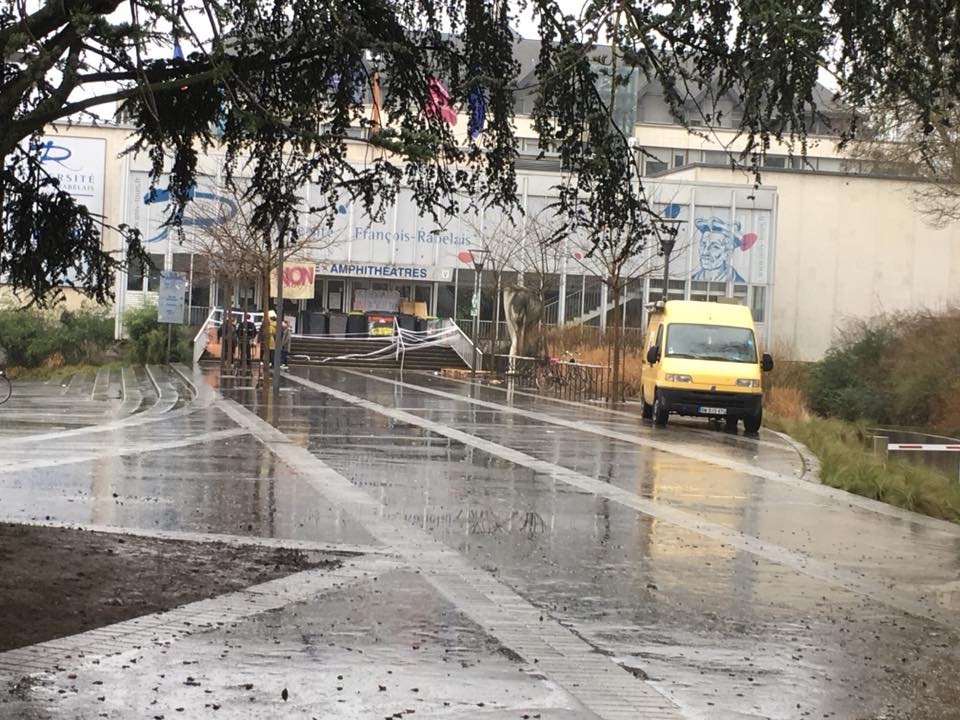 Les gauchistes se remettent à bloquer les Tanneurs