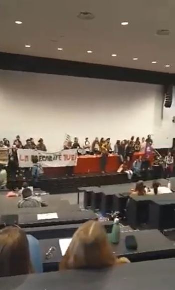 L&rsquo;UNEF s&rsquo;introduit dans l&rsquo;amphi Portalis pour interrompre le cours