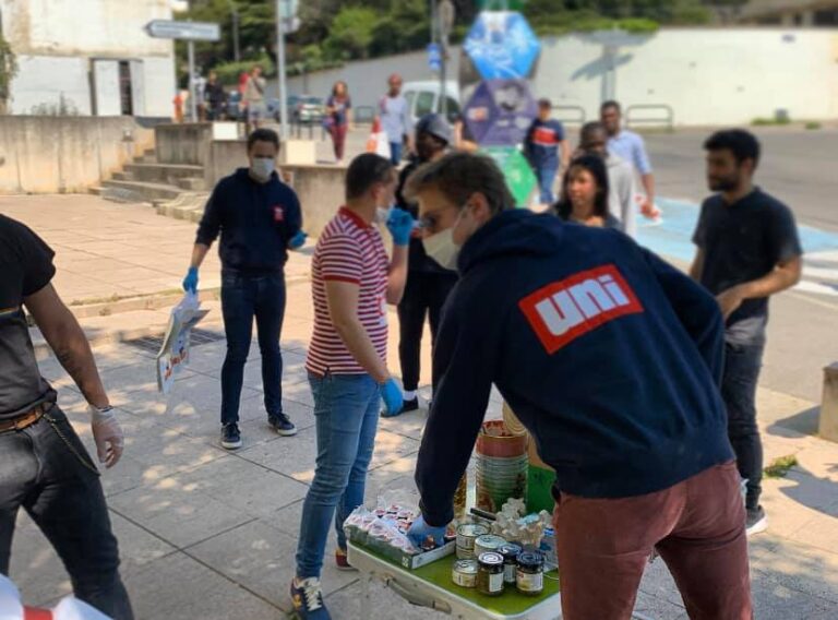 Distribution de denrées alimentaires et de produits de première nécessité