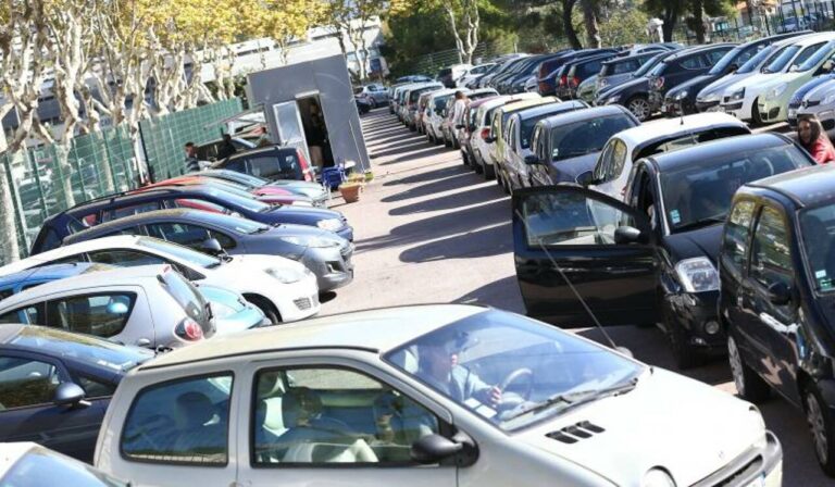 Exigeons des places de parking pour les étudiants de Carlone !