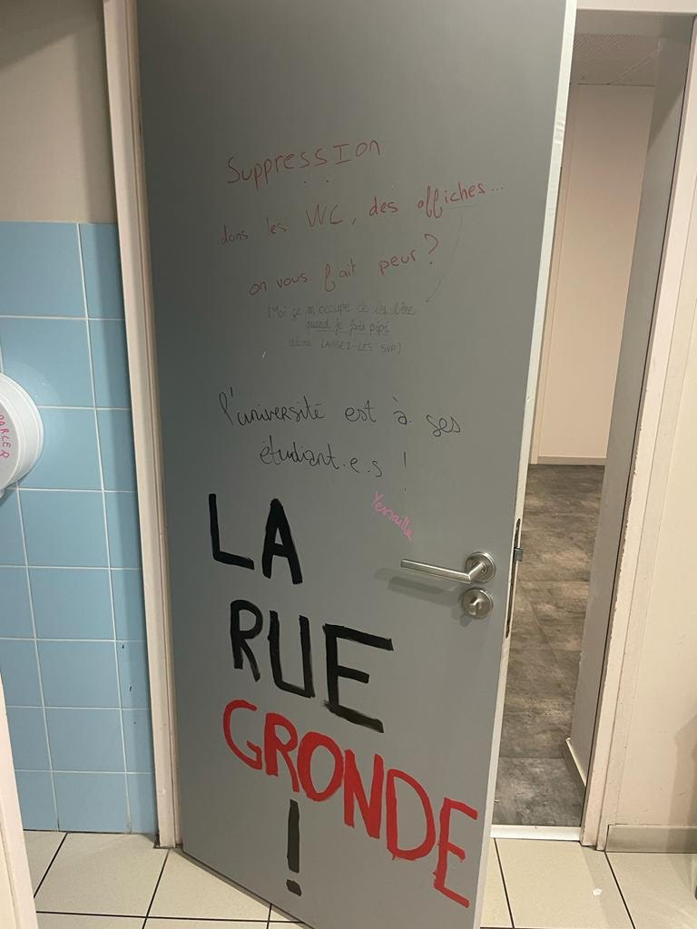 A Sciences Po Grenoble, l’extrême-gauche tente d’empêcher la tenue d’un cours, s’en prend à ceux qui s’y rendent et dégrade les locaux