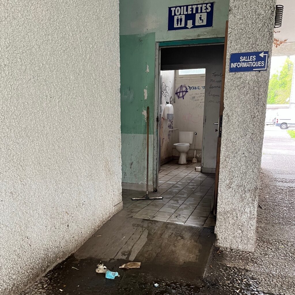 A l’Université Grenoble-Alpes, le conseil d’administration vote une motion qui appelle à la mobilisation contre la loi immigrationalors même qu’il y a un camp de migrants sur le campus