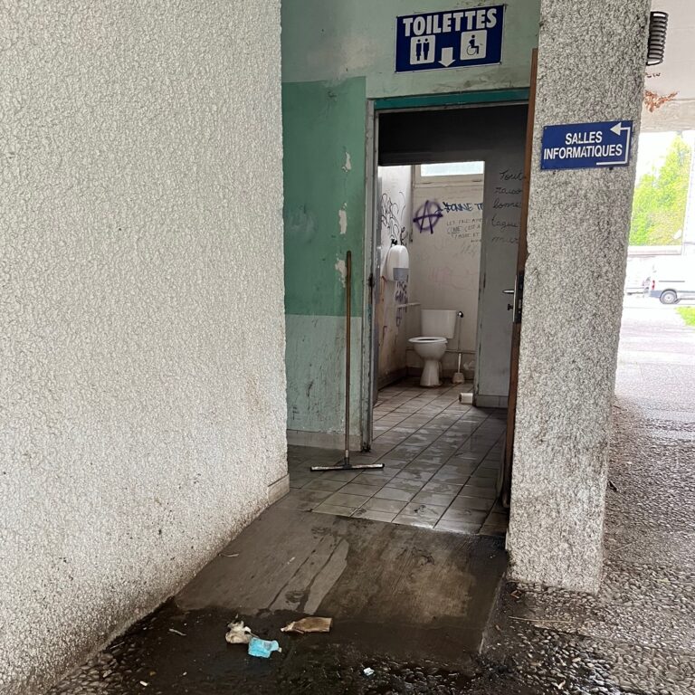 A l’Université Grenoble-Alpes, le conseil d’administration vote une motion qui appelle à la mobilisation contre la loi immigrationalors même qu’il y a un camp de migrants sur le campus