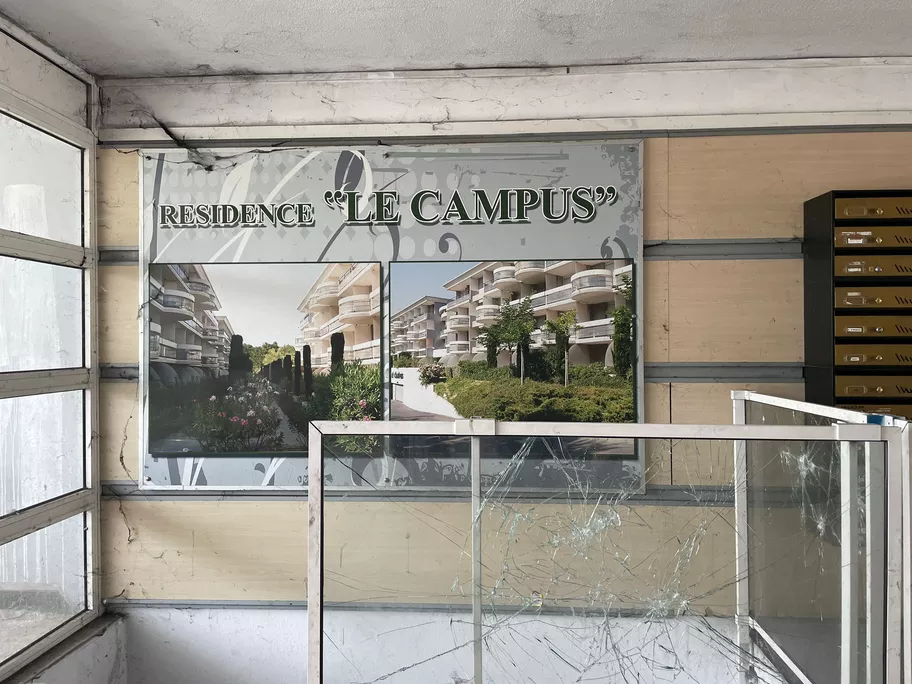 Squat d’une résidence étudiante organisé par des réseaux mafieux et clandestins sur fond de trafic de drogue au détriment des étudiants privés de logement