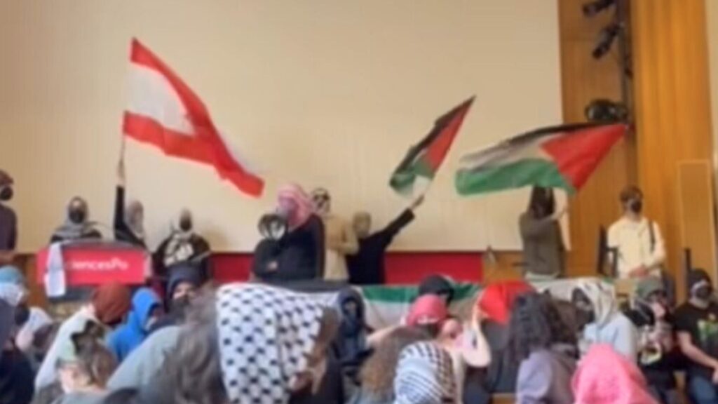 Sciences Po : Manifestations devant le conseil de l&rsquo;INstitut, après les bâtons de pluie et les tams-tams, le beau temps des vraies sanctions